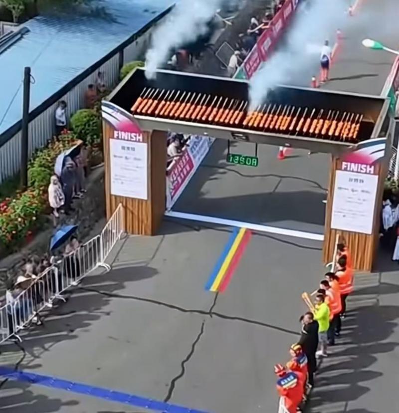 在鹤马现场, 在等着大家, 吃着小串一 在鹤马现场, 在等着大家, 吃着小串一