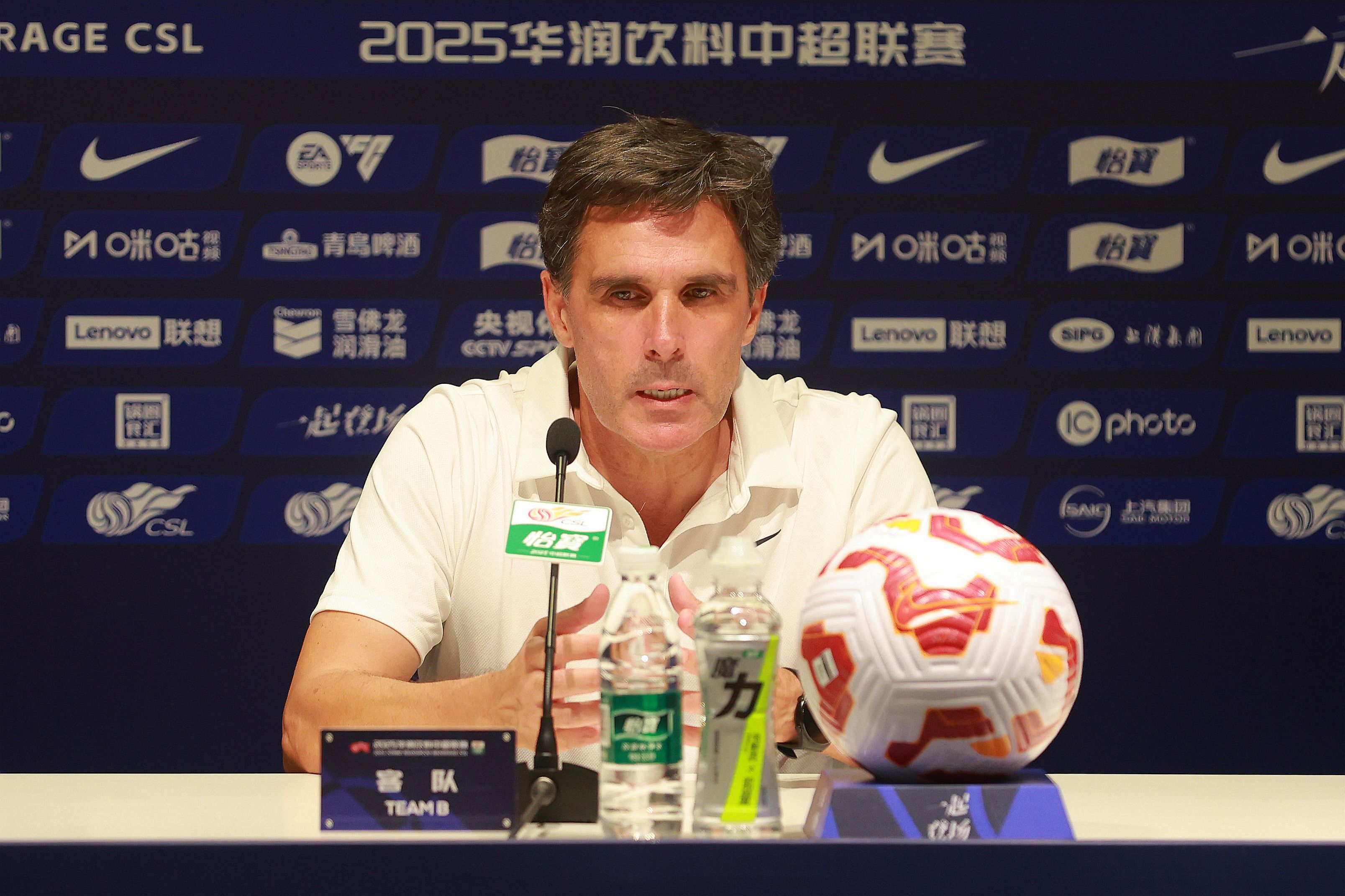 河南足球创, 河南的球迷, 和球员家人 河南足球创, 河南的球迷, 和球员家人