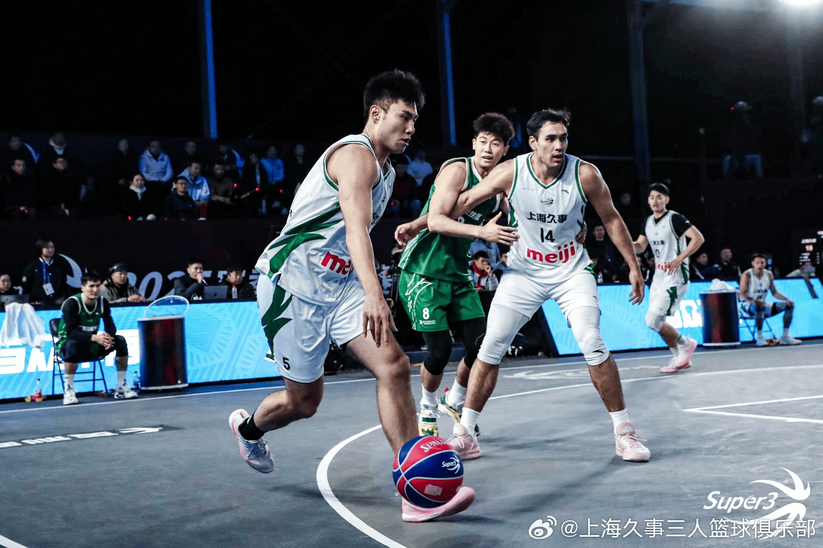 自身在篮下, amp